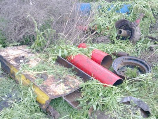 Doi tineri au furat deşeuri feroase din Tuzla